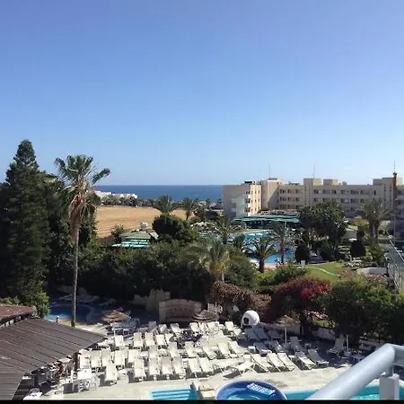 Paphos Studios Apartman *